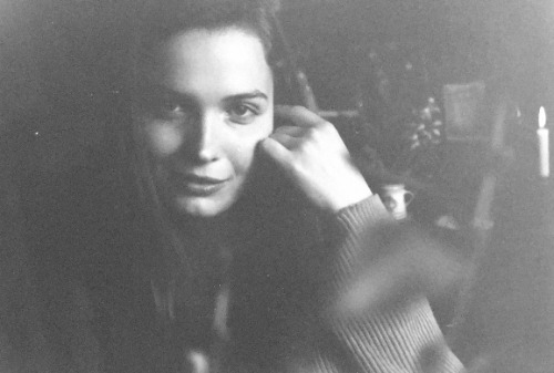Claudia ist im schwarz-weiß Foto im Portrait als junge Frau zu sehen. Sie lächelt in die Kamera.